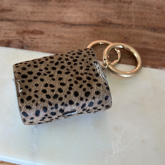 Animal Print Apple AirPods Pro Case Keychain — Dark brown cheetah print - Picture 3 of 4